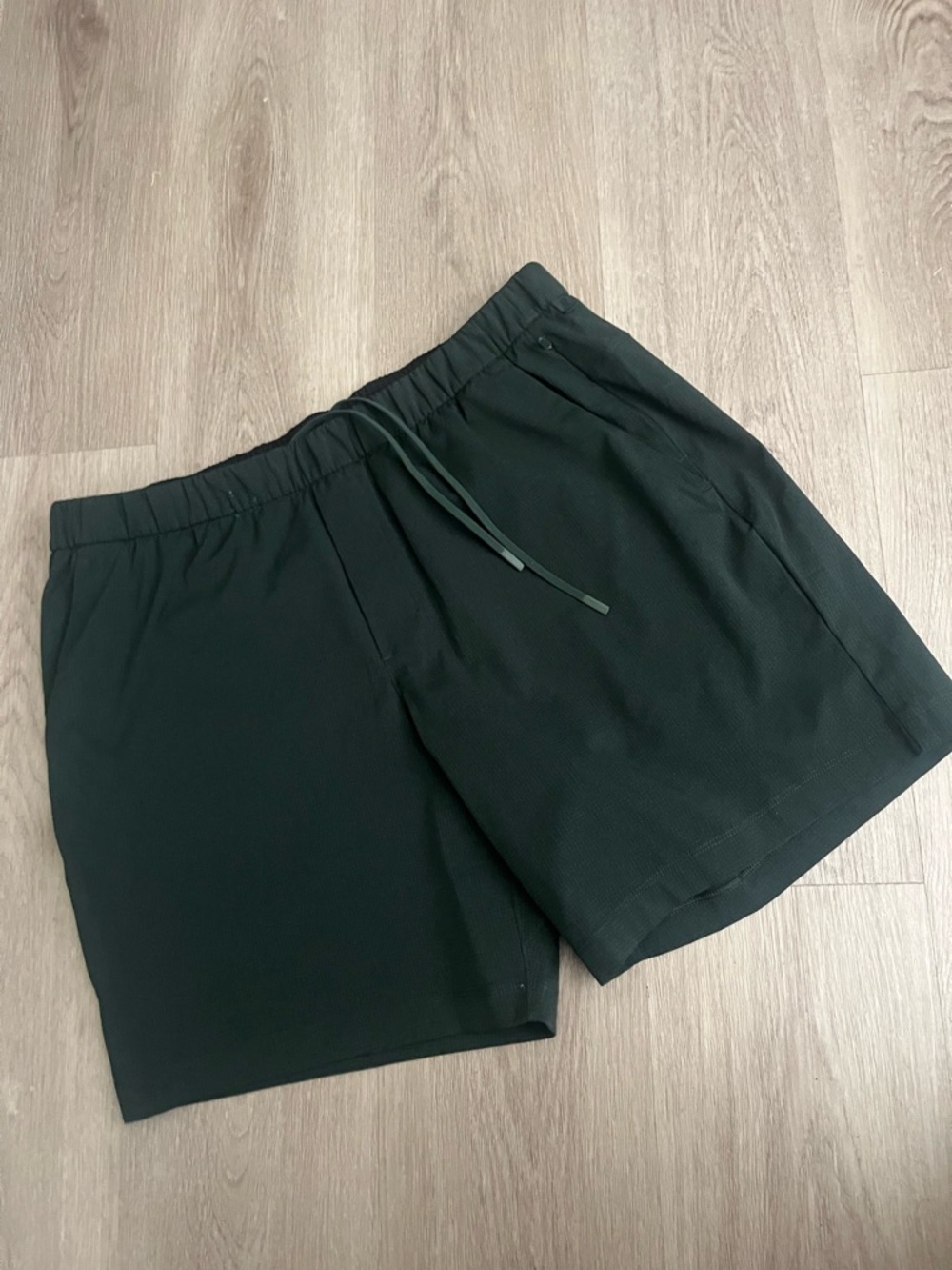 Lululemon men’s shorts above the knee, size XL